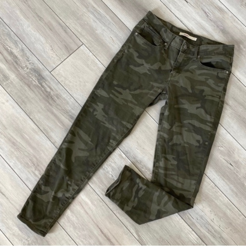 Says size 27 but fits like a 25 Women’s Levi’s 711 skinny jeans camouflage New